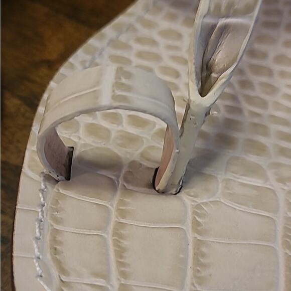 Vince Camuto Dailette Flat Sandal Size 8.5 Taupe Leather T-Strap Toe-Ring New - Picture 11 of 12